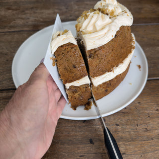demonstration of how the cake saver-server makes serving cake slices easy without having to touch the cake